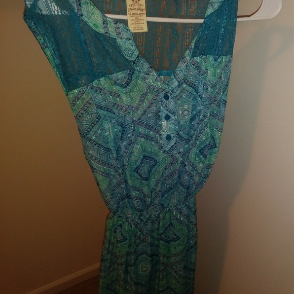 Dresses - Picture 5 of 8